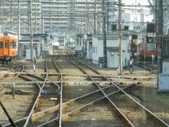 2017.03.18　高浜ゆき普通列車車内
このように市内電車と郊外電車のクロスは古町駅構内にもある。