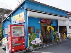 駅の真裏にありました。
お目当てのお店「うまうま」
開店時間の11時の5分ほど前に到着しましたが、
お店はすでに開いており、店内はかなり座席がうまっていました。