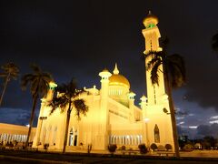 間もなく見えてきたのはスルタン・オマール・アリ・サイフディン・モスク（オールドモスク）。夕暮れ時でライトアップがすてきな時間に来ることができました。