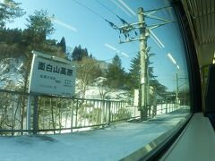 トンネルを出て山形県に入ってすぐの駅が、面白山高原駅。

「おもしろやま」珍しい名前です。
駅前が面白山スキー場となっており、この電車からもスノーボードを抱えた人が数人下車して行きました。