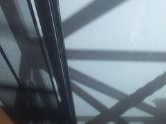 サグレスに行くために、まずはポルトガル鉄道でラゴスへ。
始発駅から2つめのアントレカンポス駅から乗りましたが、すでにその時点で20～30分遅れてました。この濃霧のせいだったのでしょうか。

出発してしばらくしたら電車は4月25日橋を通って、クリスト・レイが近くに見えるはずだったのでカメラを構えてスタンバっていたのに、この霧で橋桁しか見えませんでした。ああ、、、（涙）