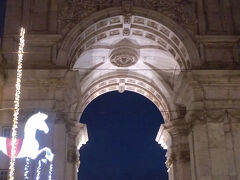 勝利の門に到着。上に登れるらしいけど、どこから登れるんだろう…と疑問に思いながら
そのまま門の下を通り過ぎ、騎馬像が見えている広場へ。