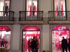 アウレリア通りのショップを見ながら通り抜け、アウグスタ通りへ。
写真はBenfica Official Store。
特にファンではないのでちらっと見ただけ。