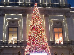 もうクリスマスはとっくに過ぎていますが
ガレット通りの突き当りにあったこの建物、キラキラのライトアップで目立ってました。
小規模なショッピングセンターで、中に入ってみましたがこれと言って私の興味をそそるものはなく、