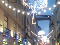 カルモ通りにさしかかったらかわいらしいアンブレラのライトアップ。
女の子が傘をさしてるポーズをとって、彼氏が写真を撮ってたりしてました。

一人旅じゃそういうことができないな。