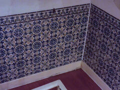 とりあえずスーツケースを置きにこの日の宿に向かいました。
この日はこんな事になるとは思わず、
リスボンには夜到着、翌朝早くチェックアウトする予定だったので
「寝るだけだから立地だけ重視して安いところでいいや」と予約した
ロシオ駅、レスタウラドーレス広場に近いレジデンシャル。

一応、階段にもアズレージョがあってポルトガルらしい？