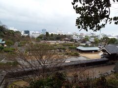 「黒門口登城道」から「二之丸史跡庭園」が見えてきます。