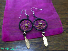 【露店で買ったピアス】
古代アゴラ付近にびっしりあるアクセサリーの露店のひとつで買いました。
結構ファンキーな風貌のおねーさんがやってらして、ちょっと他とデザインが違う感じで気になって。もっと大振りなものもありましたが、使いやすそうな大きさのにしました。
10ユーロなり。50ユーロ紙幣しかなくておねーさんもお釣りがなくて、おねーさんの提案でキオスクでタバコを買って（５ユーロ）、たばこと５ユーロを渡すことになりました。
機転が利くので感心して、その前に押し売りされた白いバラがどうせわたしはホテルに持って帰るしかできないのでこれあげるって言ったらよろこんでくれました。
