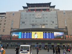 北京西駅に到着！
中国でターミナル駅に来るのは何度目だろう。
でもこの駅が普通の外観でした。笑
