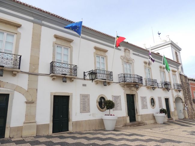 市場の隣は、Concelho (Council＝議会) de Loulé.　建物は、19世紀前半、警察署長の邸宅として建てられたもの。1885年より、議会として転用。1942年、前面のバルコニーを窓に改装。<br /><br />どんな建物や教会にまで、風見鶏が付いているのは、やっぱり風が強いから？