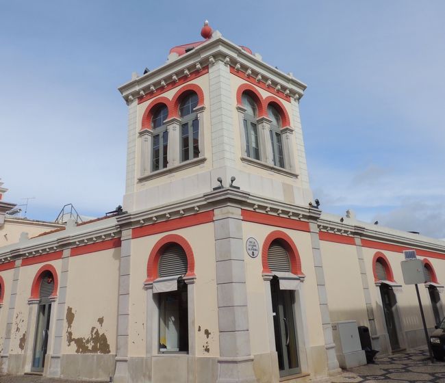 ファロ→Louléは、EVA bus で所要40分。Louléでバスを降りると、斜向かいにiがありました。日曜なのに開いていて、おばあさんが小さな孫を連れてカウンターに座っています。子守しながら、アルバイト？　英語で「全ては閉まっているけれど、街を見て回ることはできるわ。」 <br /><br />写真は、Mercado Municipal de Loulé.