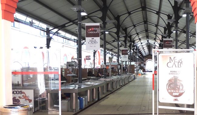 日曜で休場中の市場内部。屋根の鉄骨が、市場らしい雰囲気。