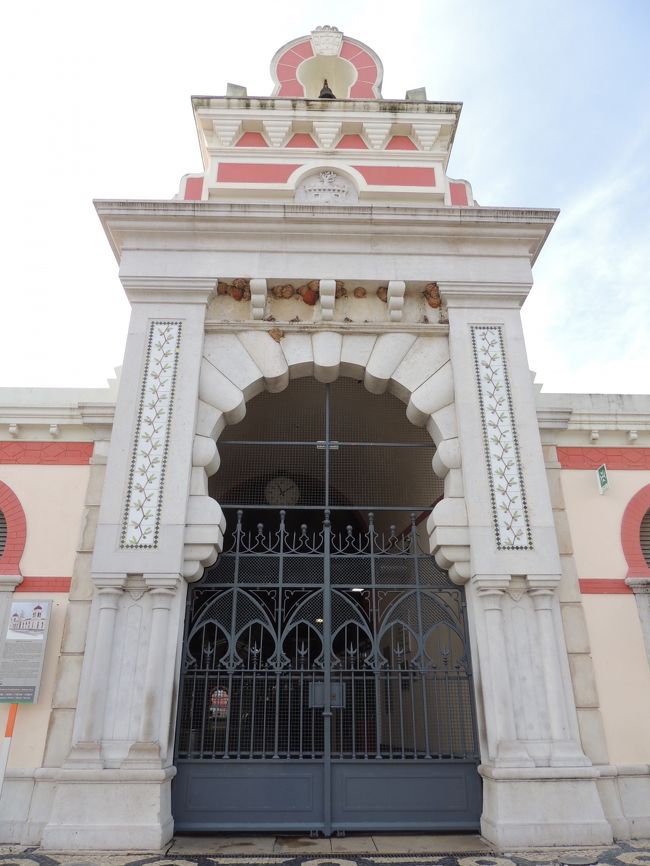  Mercado Municipal de Louléは、1908年創設。アールヌーボーの時代。当時の流行で、ネオ・アラブ風の折衷リバイバル様式で建てられました。３年間の修復・改修を経て、2007年に市場として再開。<br />