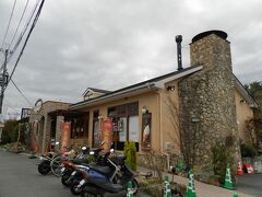 お昼過ぎに自宅を出発して三重県熊野市に向かいます。
我が家から西名阪道に乗るためには奈良市内を通過しなくてはなりません。
遅めの昼食を奈良市内でとることになり、かつてよく通っていたパン屋さん「Capital（キャパトル）登美ヶ丘店」に入ることにしました。