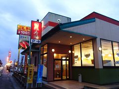 熊野市街地に着いたのが17:30過ぎ、ホテルは1泊朝食付なので、どこかで夕食を済ませてから行かないといけません。
ということで、選んだのがこちらの「回転寿司 和歌丸 熊野店」です。

熊野市の中心部から国道42号線を南に5kmほど行ったところに位置しています。