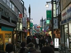 結構混雑していました。
途中おみやげを買って鎌倉駅へ向かいます。
