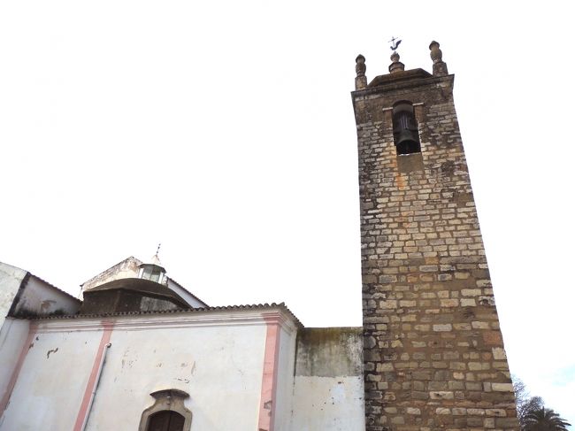 教会の鐘楼は、イスラムのミナレットだったもの。鐘楼のてっぺんにも、風見鶏。<br /><br />ミサで、ちゃんと参列者が歌うのは、気持ちがいい。イタリアでは、歌の録音を流すだけのことが多かった…