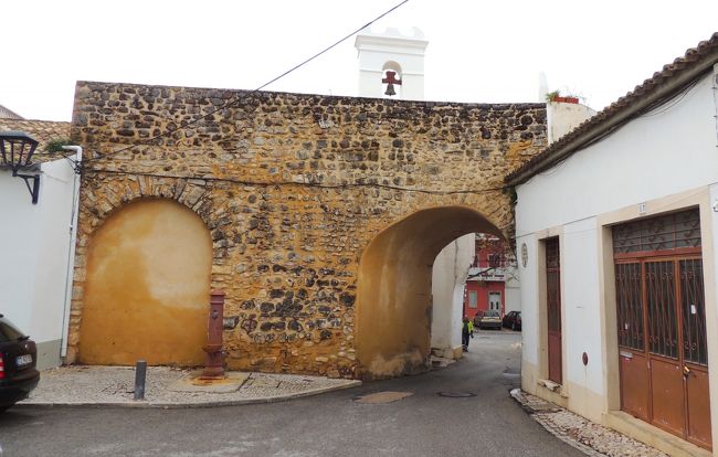 porta de Faro（中世の南門）. 教会のすぐ前にあります。ここだけ、切り取られたかのように、市壁が残っていました。ローレの市壁も、ファロと同様、もともとはムーア人が造ったようです。