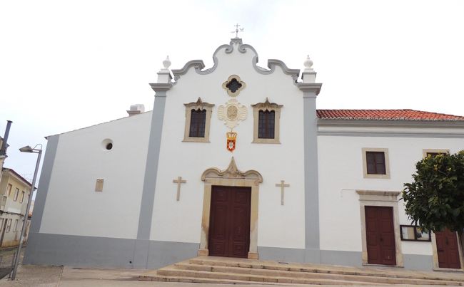 Igreja de São Francisco.もともとは16世紀末、ペストや疫病が流行った後に、S. Sebastião(聖セバスティアヌス 、3世紀のローマ帝国軍人で殉教聖人。ペストの守護聖人-ペストの黒い斑点が矢が刺さった跡に似ていることから、矢に射ぬかれても死ななかったセバスチャンにあやかって。)に捧げるために建てられ、18世紀にフランシスコ第三会（在俗会）に引き継がれました。