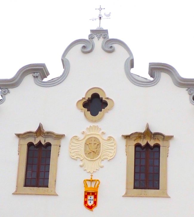 この教会の上にも、風見鶏。赤い盾と王冠は、ポルトガル王国（1139-1910)の国章。