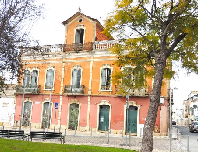 Jardim de São Franciscoに面した集合住宅。右から２番目がvende-se(売り物件)。