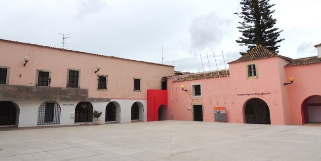 Convento do Espírito Santo.  1684年、女子修道会として始まった建物。1755年の地震で被害を受け、再建されたもの。現在は、学校や法曹界が利用。<br /><br />Louléの旧市街は、タヴィラと同様、小さいのですが、歴史的建物には皆、案内板が設置され、ポル語と英語の二か国語で説明があって、ガイドなしの一人歩きでも、楽しめました。中世より、アルガルヴェで唯一の市が立ち、交易で栄えた街も、今では主要産業は観光なのだと分かります。