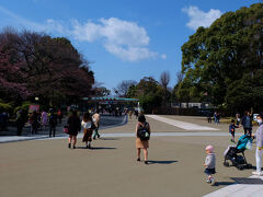 整備され　子供遊園地も消えてしまいました。

　上野動物園　まえ　広場。