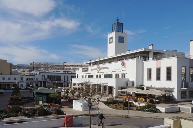 ２月13日（月）、車なしでは、どこへも行けないからと、語学学校のA2クラスの授業に参加させてもらいました。イタリア語でも感じたけれど、A2の方がA1より単語が簡単。類推ができるから。例えば、education→educaçãoと自分で造語を作ってみて、通じればOK.　A2クラスの担任ペドロが英語堪能だったのも、助かった…ドイツ人ダニエルは、授業中、意外と社会的な質問をすると分かったり。<br /><br />写真は、最後にアパートから撮ったMercado Municipal de Faro。