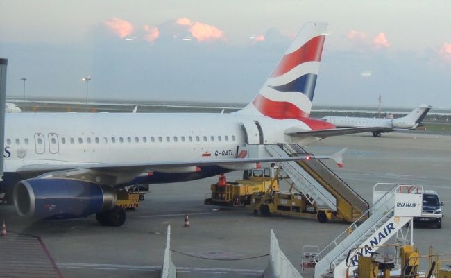 ファロ空港カウンターでチェックイン時、landing cardを欲しいと言ったら、ここにはないから機内でと。それで機内で離陸前、landing cardを下さいと言ったら、後でと。飛行中、着陸態勢に入るという機長のアナウンスがあったので、再度下さいと言って、やっともらえました。ほとんどの乗客は英国人だから、landing cardは要らない…<br /><br />LGWの入国審査は、行列。やっと空港から出て、駅の自動改札をoyster travel cardで入り、エレベータに乗ると、ホームでちゃんと一等車の前に出るようになっていました。Gatwick Express一等車の乗客(gentleman)は、ちゃんとladies firstで私を先に。とりあえず一等車に乗った私は、スーツケースを転がして二等車に移動（笑）。発車後、検札が来て、切符を持っていない私は、oyster cardを見せたら、それでOKでした…一等車の料金を、どうやって払うのかは、不明のまま。まあ、いいか。