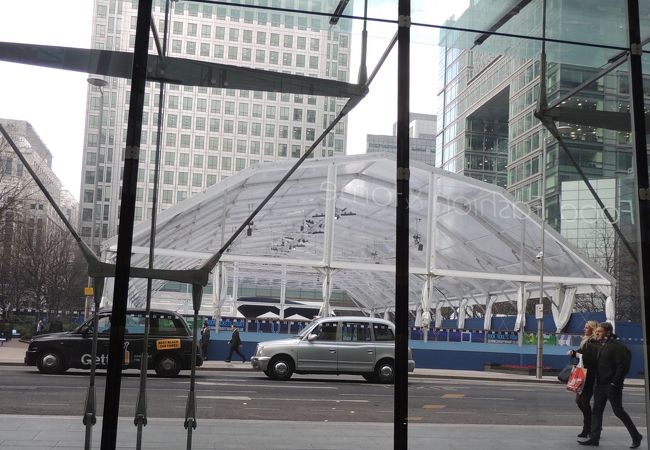 Victoria駅でtubeに乗り換え、Earls Courtに着いたのは、夜11時。sainsbury's local(朝7時-23：59)で夜食と翌朝の朝食を購入し、ホテルにチェックイン。住んでる感があるのは、2014年に同じホテルに泊まったから。フロントで、バスタブ付きをと言うと、この時間じゃねと言われたので、if possibleと付け足した私。バスタブ付きではあったけれど、迷路のような通路を、階段数段を２か所通過してから、辿り着く客室。ヴィクトリアン・ハウスだわ。<br /><br />２月14日（火）、tubeでCanary Wharfへ。車内で、子供が父にあと幾つの駅？と聞き、父が路線図を見てごらんと言うので、今いる駅を路線図で指してあげたら、父がニッコリ。行きずりの人の言葉が分かるって、いいね♪　ポルトガルでは、そうは行かなかったので。<br /><br />Canary Wharf では、waitroseからM&amp;Sまでの行き方が分からず、通行人３人に尋ねました。Where is M&amp;S, please?  とpleaseをつけると、ニッコリしてくれるのが、英国人。写真：Canary Wharfにて。<br /><br />15時半、tubeでEarls Court からLHRへ。空港の免税店で、ニーハオと声をかけられ、振り向くと、化粧品屋の中国人店員でした。私、日本人よと言いつつ、無料お試しで、クリームを顔に塗ってもらったら、長時間のフライト後も、肌が潤ってる♪