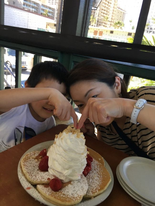 パンケーキに二人は大興奮。<br />ペロリと食べちゃった。