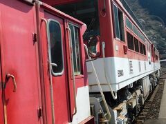 2017.03.19　アプトいちしろ
当駅で切り離し。機関車の大きさの違いがよくわかる。ここで、次の列車まで再びアプト施設を見学するとしよう。