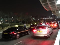 予定より10分ほど早く金浦国際空港に到着し、外に出たのが23時頃でした。
TAXI乗り場へ向かおうと歩いてると、怪しげな白タクのオジさん達が日本語で「３万5千ウォンでどうです？」と、ひつこく話しかけてきます。
主人にとっての初めてのソウルは、この白タクのオジさん達の印象らしいです ^^;

TAXI乗り場は凄い行列でしたが、模範タクシー(黒タク)の列は待ち時間が殆どなくスムーズに乗車できました。
東大門のJWマリオットまで約25km、深夜料金加算して本当に35000ウォンでしたw
ってことで、白タクは安くもないのでご注意を！