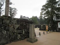 　八重垣神社をあとに松江城へ。シ－ズンオフの平日雨と好条件がそろっているので、駐車は城の入口前の大手前広場駐車場に止めることができました。
　これから現存する12天守の一つで、2015年に国宝に指定された松江城にたぶん5度目の登城です。 