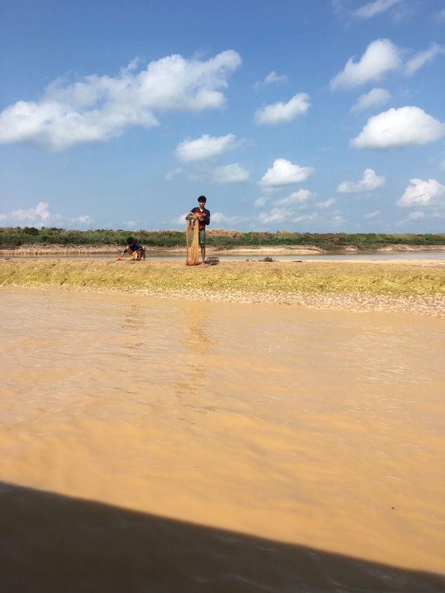 トンレサップ湖の水上生活者はお魚を投網して見ました。