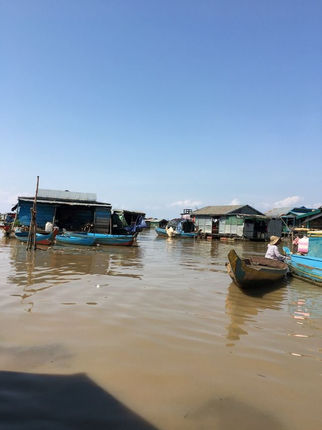 トンレサップ湖クルーズツアーにて、ベトナム人の水上生活を見て来ました。