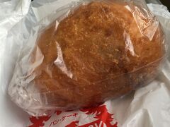 小倉駅前のシロヤで買ってきたパンで朝ごはん。
カレーパン。あと玉子サンドも食べました。