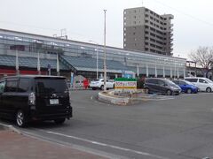 今治駅に着いた。
駅は新幹線みたいに大きいけど、駅の周り人めっちゃ少ない…