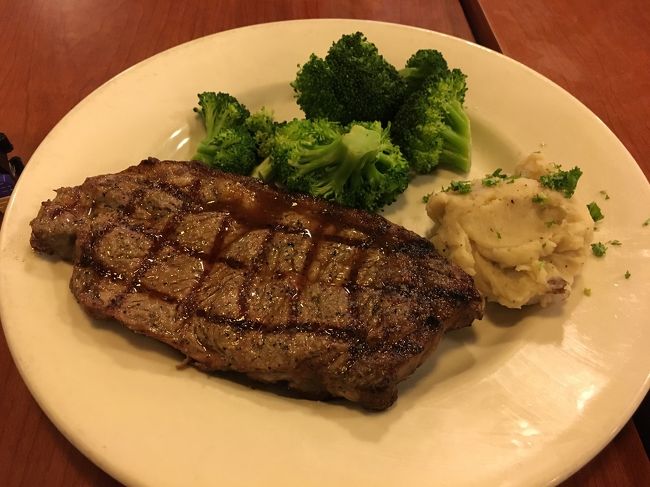 旅行最後の夕食は、トニーローマでニューヨークストリップをペロリ。