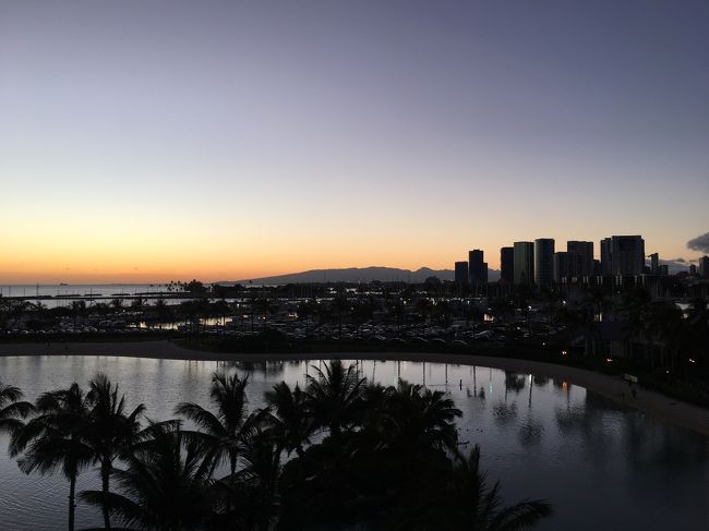 帰国日の朝、ワークアウト前に撮った朝焼け。<br /><br />今回、ヒルトンの無料宿泊で家族で初めてハワイに来ました。<br /><br />グランドバケーションの権利を買うつもりは全く無いけど、ハワイへ旅行する良いきっかけになりました。<br /><br />3回目で10年振りのハワイだったけど、最近行ってたアジアリゾートと比べ、治安、衛生面が格段に良く、やっぱりハワイはいいなって思いました。<br /><br />奥さん次第ですが、また来ようと思います。