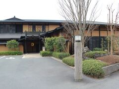 宿にはチェックインの時間より少し早く到着☆彡

「お宿　うち山」さんは大室山の麓、別荘地の中にひっそりと建っていました
全６室の小さなお宿なので、駐車場も６台分