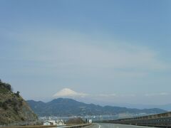 トンネルを抜けるとそこは富士山でした～
ここは由比ＰＡ手前の富士山ビューポイントよ
走行中、正面に富士山が見える私のお気に入りポイントの一つ(^^)v
ここを走ったことのある方は判ると思いますが、いきなり登場する富士山は圧巻(@_@)