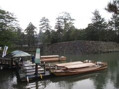 　松江城を取り囲む堀川を、船で約50分かけてゆっくり周遊できる遊覧船です。船上から眺める松江城やその石垣、武家屋敷、松江の街並みは素晴らしいです。また16もの橋をくぐり抜けるときは、橋の高さにあわせて屋根が下げられ、ギリギリ通過するのも楽しみの一つです。そして、前回来たときに乗ったコタツ船も良い思い出になっています。