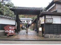 　なお、塩見縄手の名前の由来は、かつて松江藩中老「塩見小兵衛」の屋敷があったことと、細くのびる一本道を「縄手」ということから名づけられたようです。現在は、美術館、和菓子店、天然石のお店、お蕎麦やさんなどが街並みを壊さず、この街に合うような作りになっており、まさにタイムスリップしたかの様な気分を味わえます。
　松江市の伝統美観地区に指定され、また『日本の道100選』にも選ばれています。

