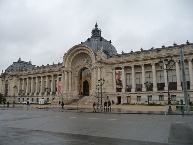 また、グランパレの前を通ってコンコルド広場を目指します。<br /><br />これ、博物館っぽい建物みたいですね。