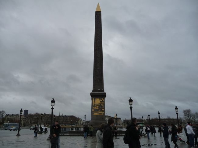 これって、エジプトのルクソールから持ち帰ってきたやつですかね。<br /><br />この広場って、フランス革命の時を含めて「ギロチン」が行われた広場らしいですね。<br /><br />マリーアントワネットもここで処刑されたとか。<br /><br />そういうことからいうと、我々は平和な時代に生きて、幸せです。