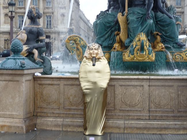 この人、ツタンカーメンのつもり？<br /><br />でも、この広場で「ツタンカーメン」の衣装で立たれても？<br /><br />一緒に写真を撮って「１ユーロ」とはいかないですよね。