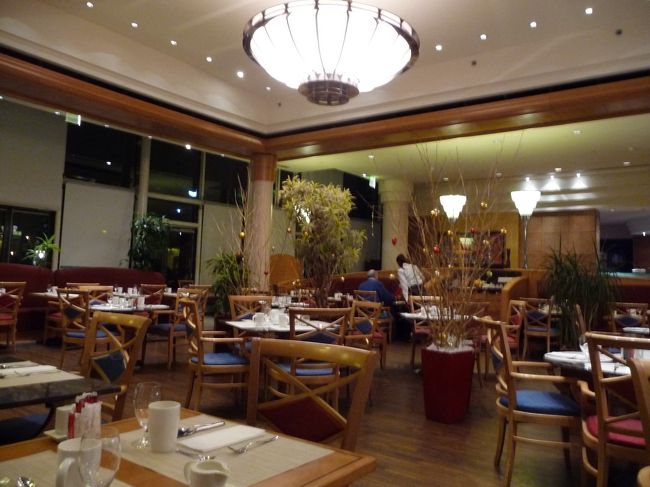 朝食会場です。<br /><br />この日は「体調」が優れず、帰国日なのに空港まで大丈夫か、みたいな感じです。<br /><br />やはり、昨日薄着でパリの街を歩いたのが原因のようです。