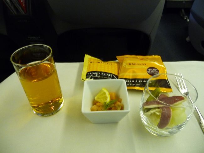 ささっと搭乗終了です。<br /><br />シャルルドゴールのタックスリファウンドは何度もしているので、だいたいわかります。<br /><br />手荷物検査で並んでいたら、機械に通るぎりぎりになって、「ファストライン」に行けることがわかり、今まで並んでいたのはなんだったのでしょう。<br /><br />やはり、あまり「Ｃ」に乗り慣れてないことが影響しますね。<br /><br />こちらは、「シャルルドゴール」　＝＞　「羽田」間の「Ｃクラス」のアミューズです。<br /><br />