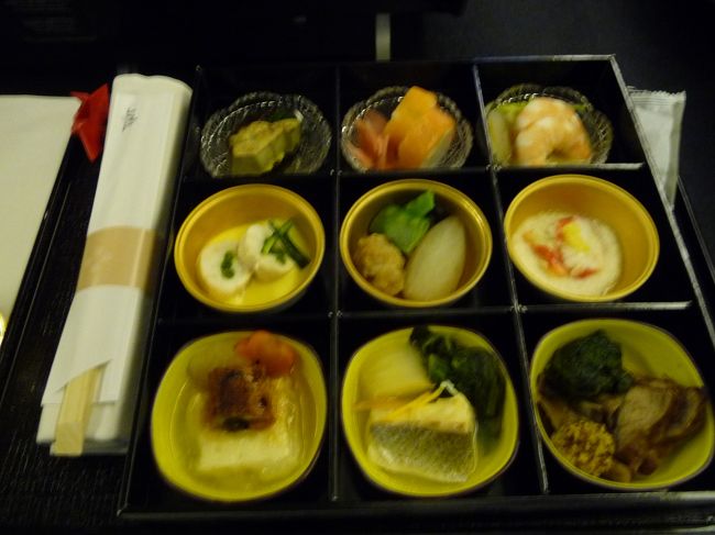 こちらは「和食」。Ｍのチョイスですね。<br /><br />一品ずつ小さな入れ物に小分けされ、女性がすきそうな品揃えですね。